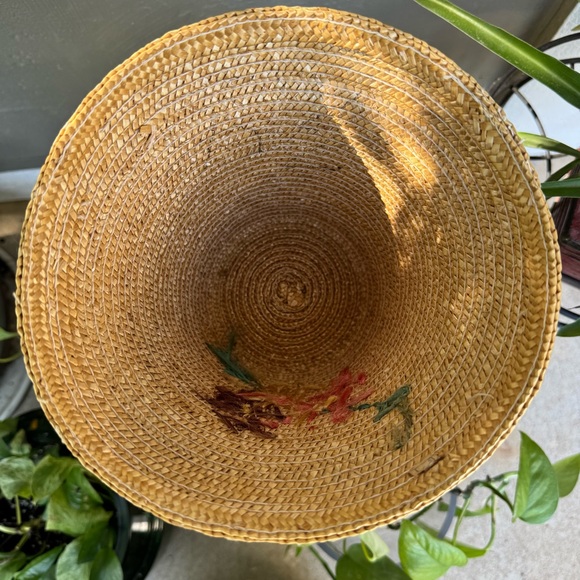 Round Wicker Basket w/ Embroidered
Flowers floral rattan straw handmade vintage - Picture 3 of 11
